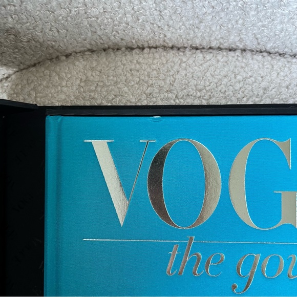 Vogue ‘The Gown’ coffee table book- limited edition! - Picture 5 of 11